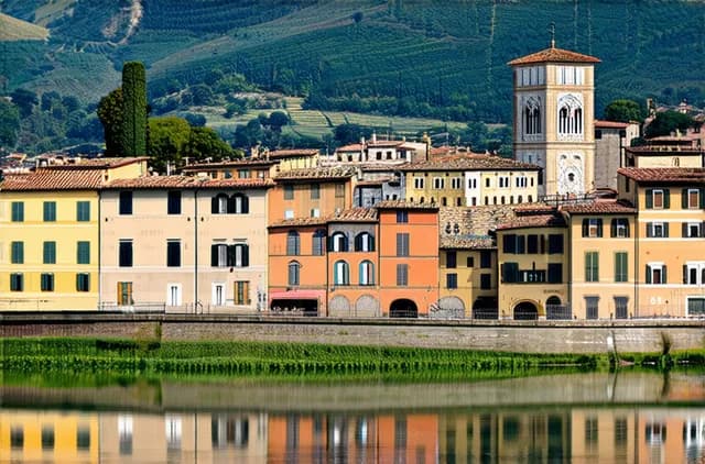 Discover the Unexplored Neighborhoods of Lucca