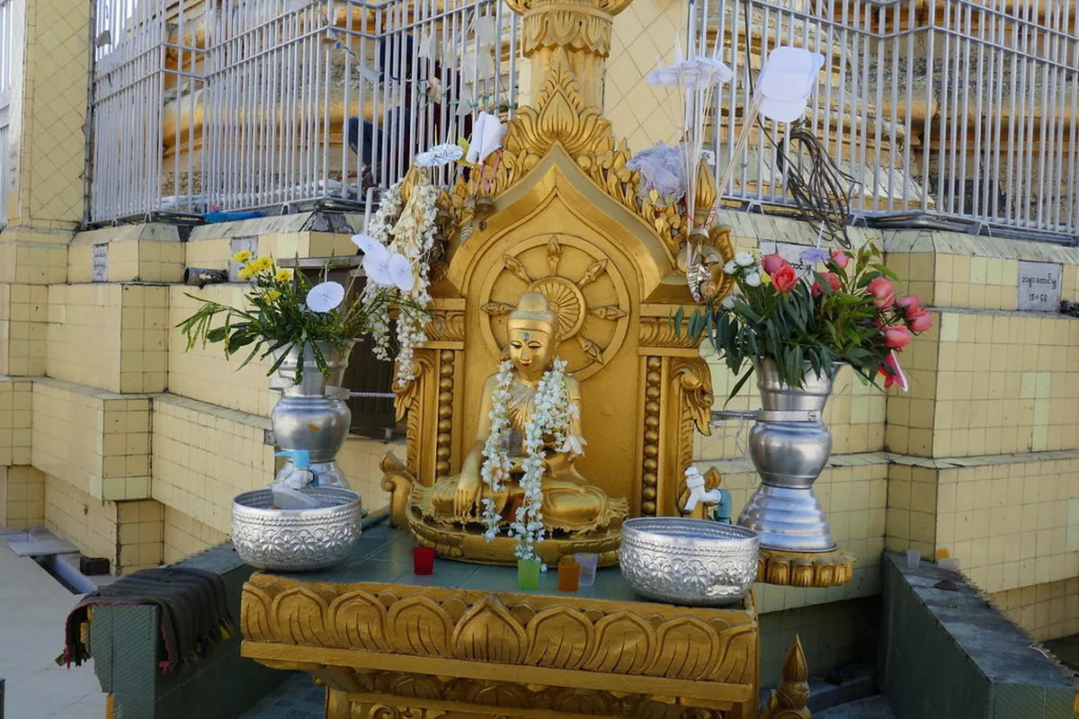 8. Botahtaung Pagoda