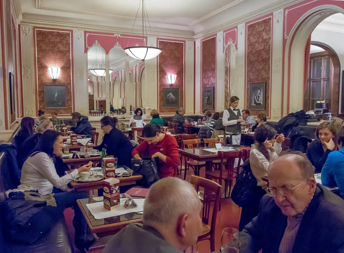 2. Café Louvre