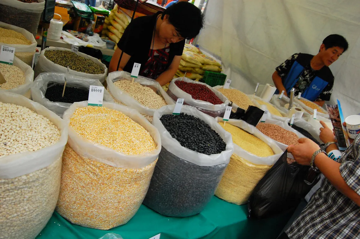 15. Cheonggyecheon Stream art Market