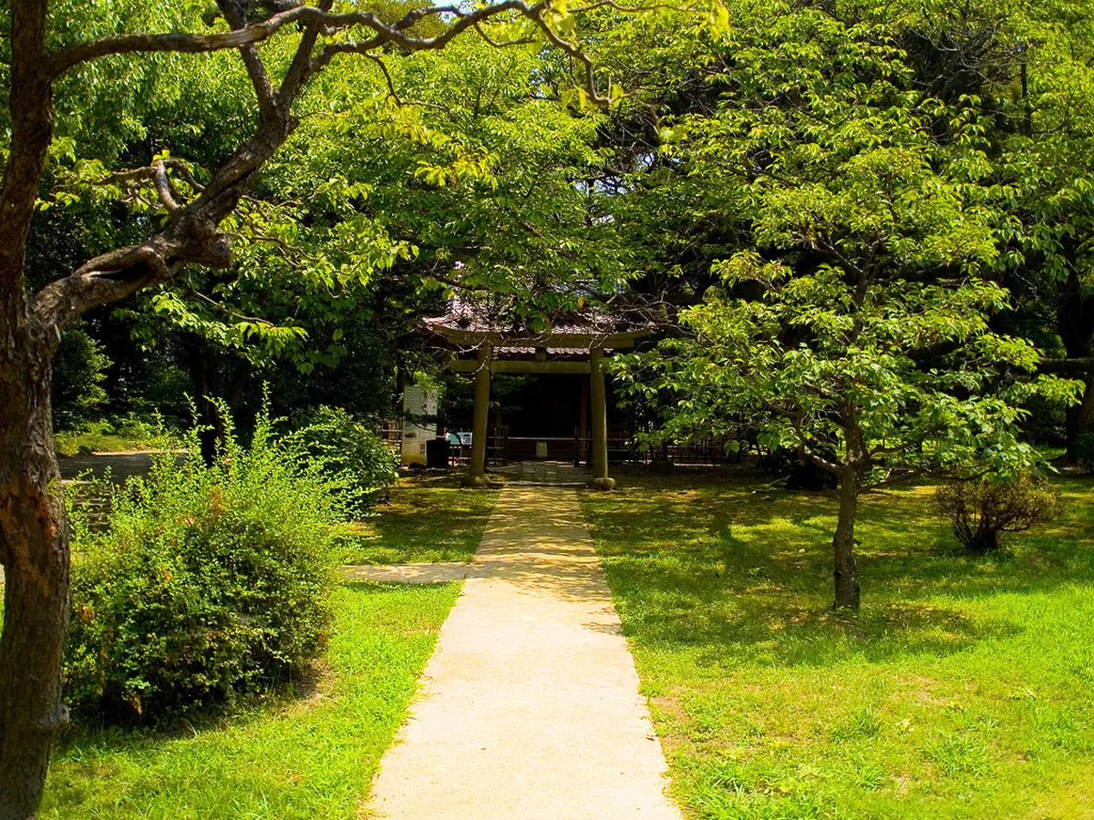 2. Hama-Rikyu gardens and Shrine