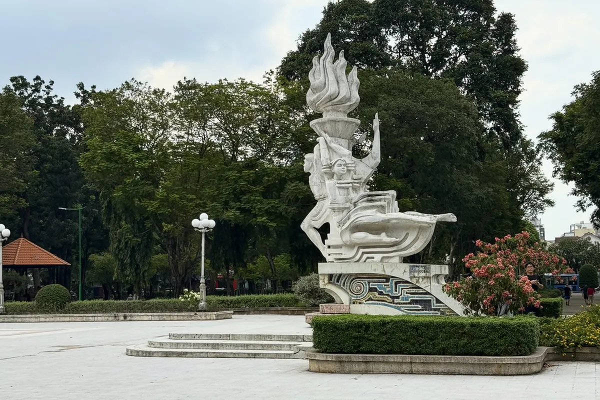 2. Le Van Tam Park