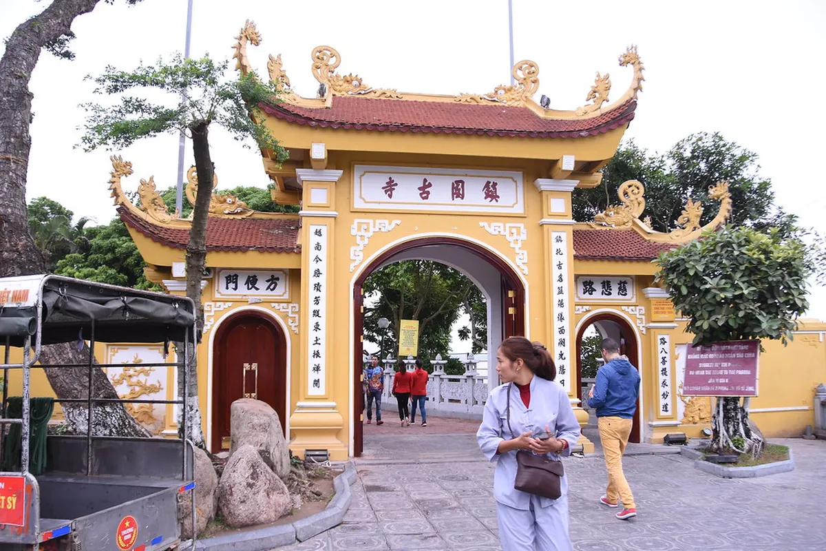 5. Phu Tay Ho (West Lake)