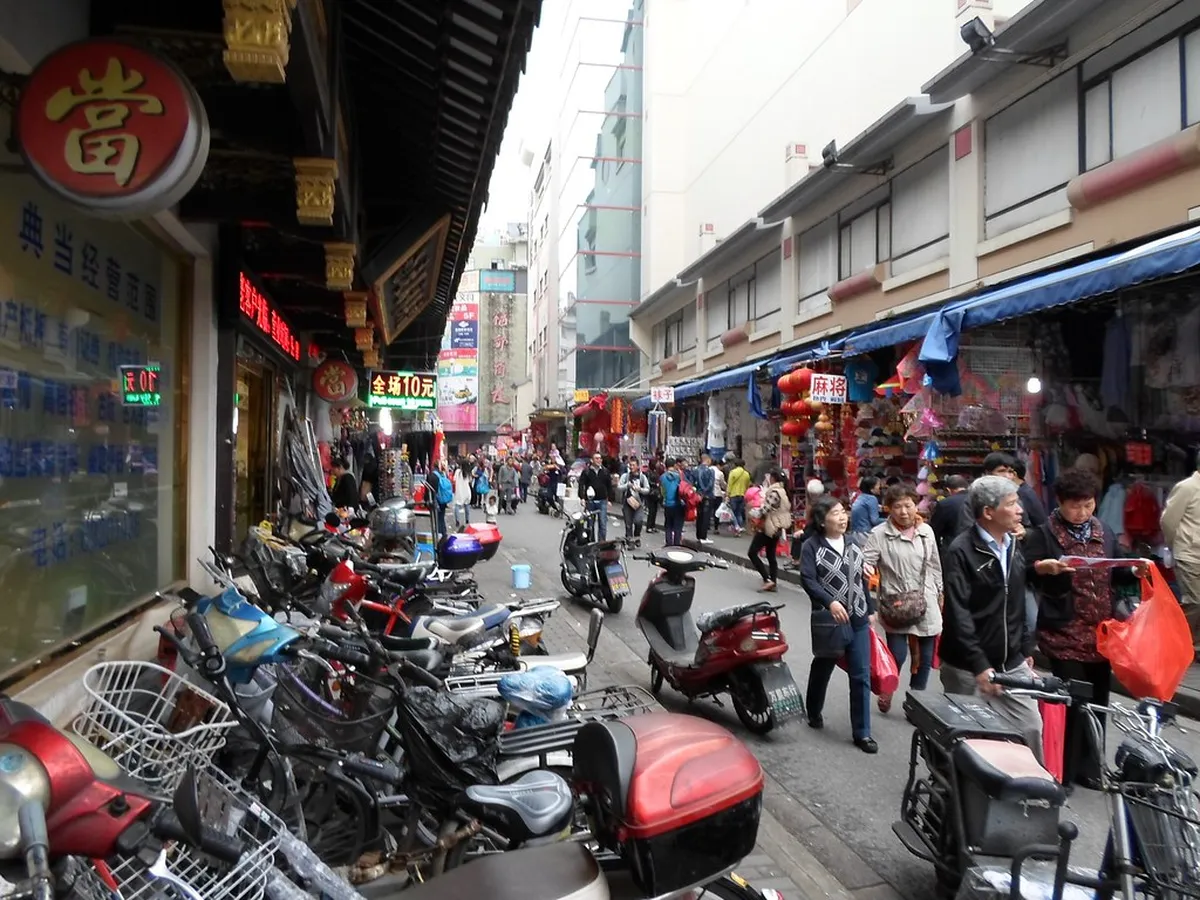 2. Yuyuan Garden Bazaar